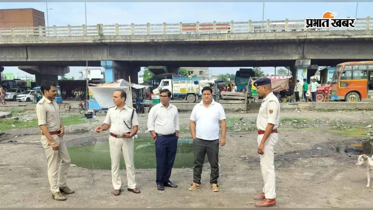 हाजीपुर के रामाशीष चौक पर एनएच की जमीन से हटाया गया अवैध कब्जा, प्रशासन ने की कार्रवाई