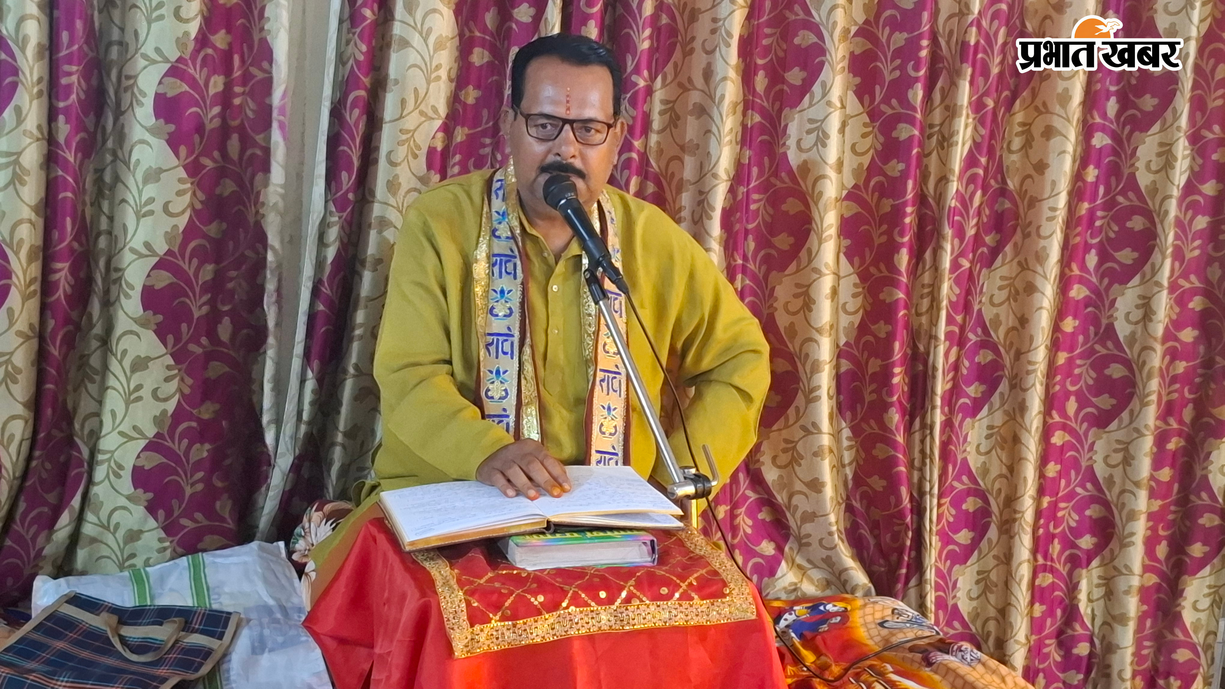 कथा वाचन करते पंडित प्रभु नारायण पाठक | Prabhat Khabar Network