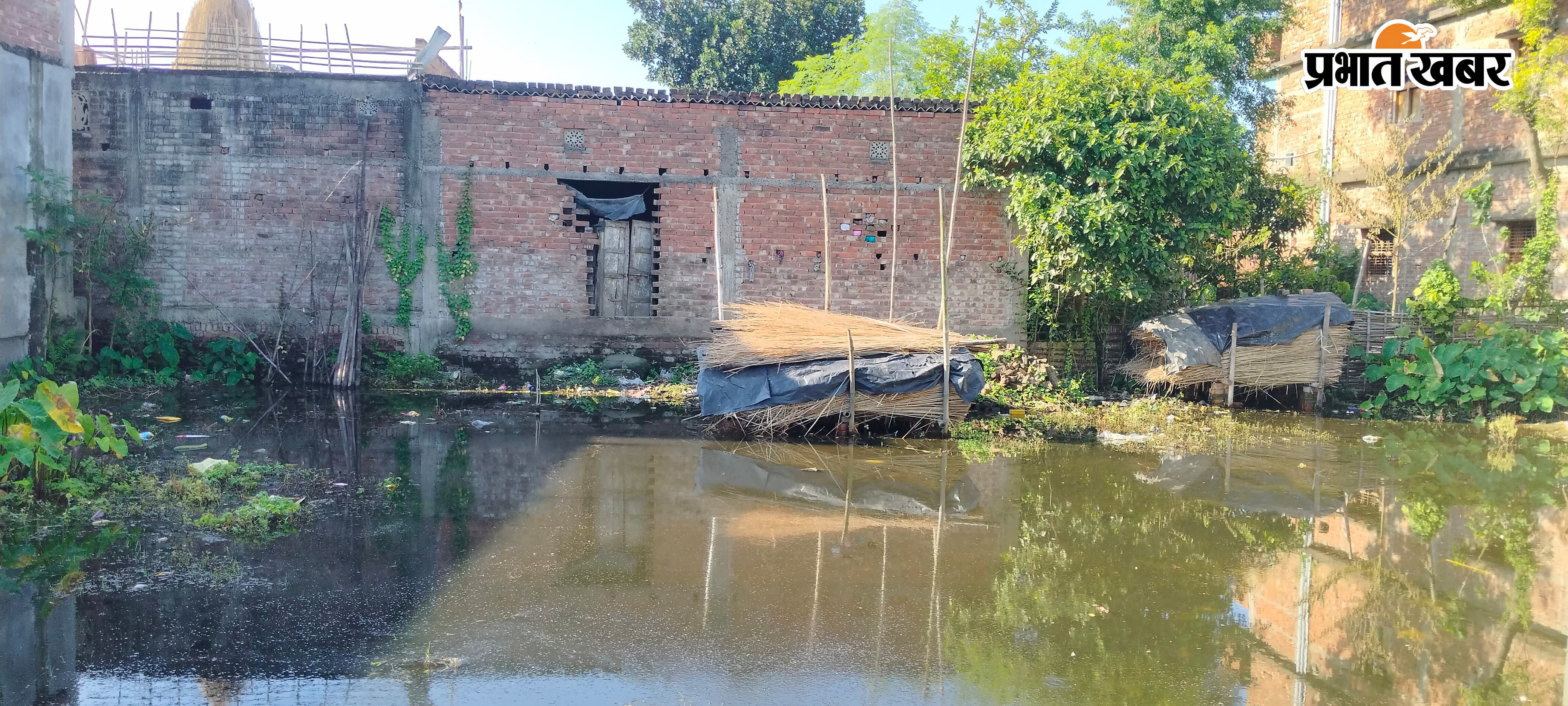 दुर्गंध के कारण नाक पर कपड़े डलवा गमन करते ग्रामीण एवं घर के चारों तरफ से गंदा पानी | Prabhat Khabar Network