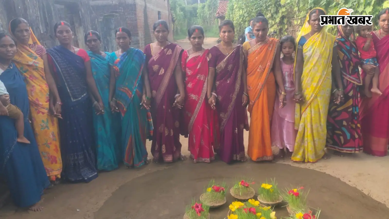 पारंपरिक गीतों पर थिरकीं महिलाएं, पूजा-अर्चना के साथ शुरू हुआ करम पर्व