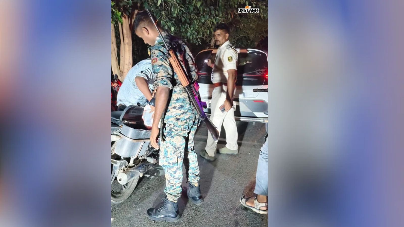 वाहन की चेकिंग करती पुलिस