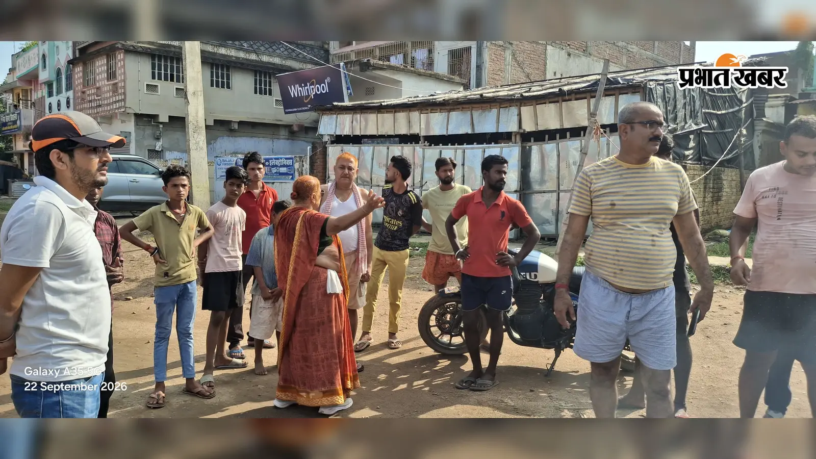 बौंसी में भाजपा जिलाध्यक्ष की बुजुर्ग मां के गले से सोने का हार झपटा, बाइक सवार बदमाश CCTV में कैद