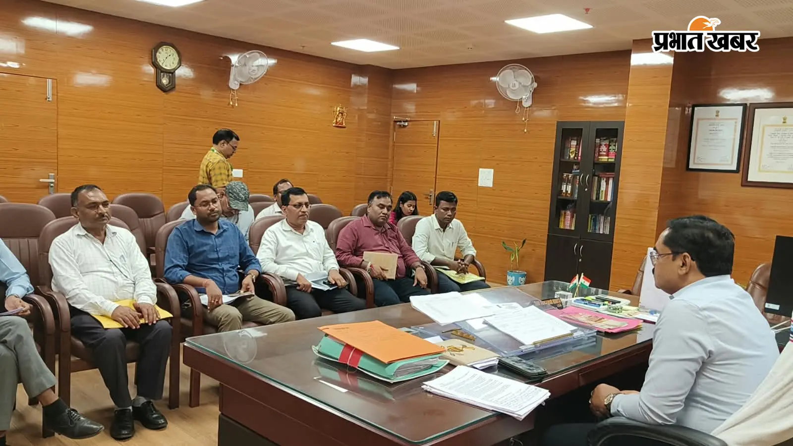 गुमला में विकास योजनाओं की धीमी रफ्तार पर डीसी सख्त, कहा- काम लटकाकर न बैठें