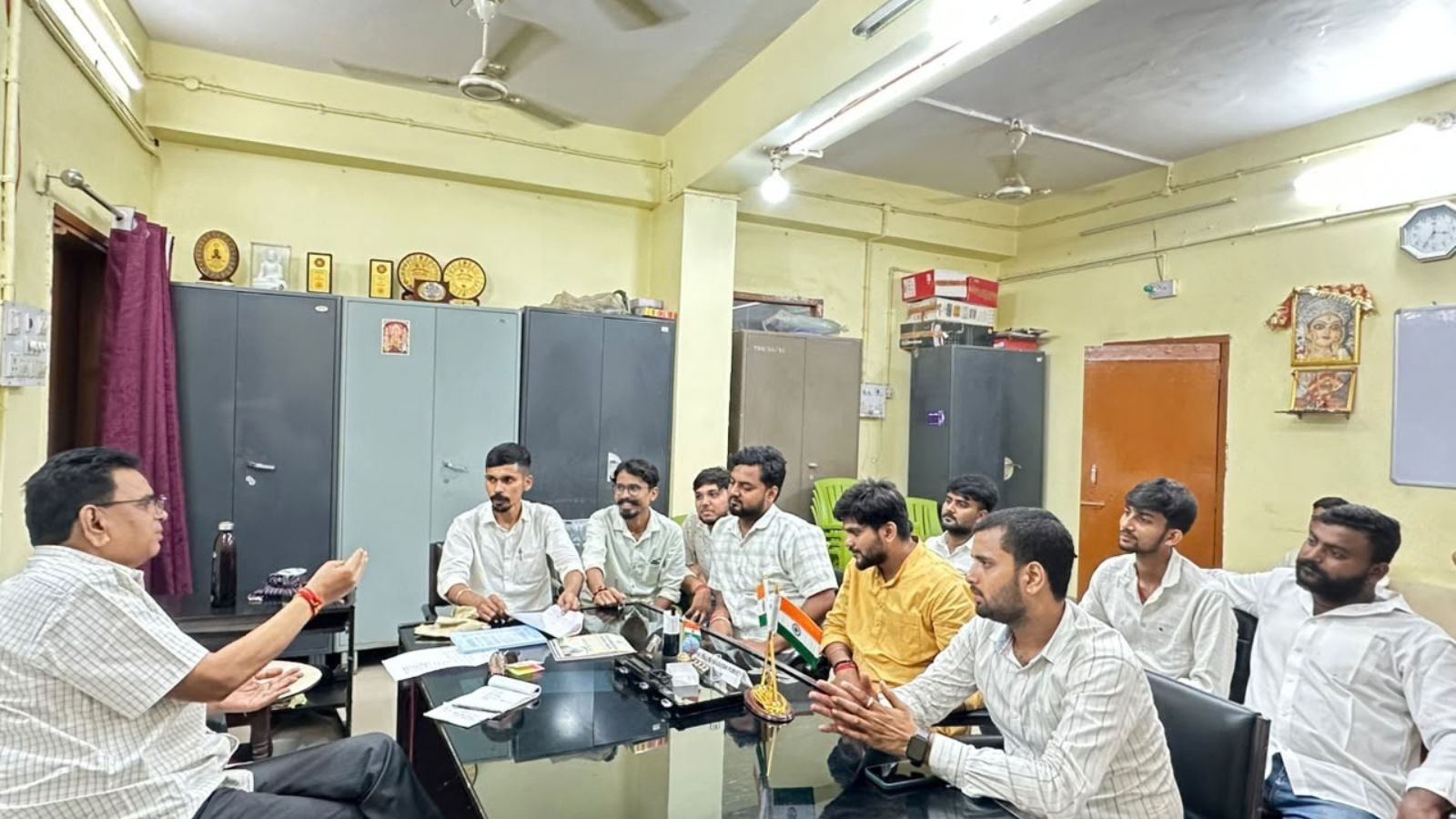 कुलसचिव कार्यालय में अभाविप के कार्यकर्त्ता