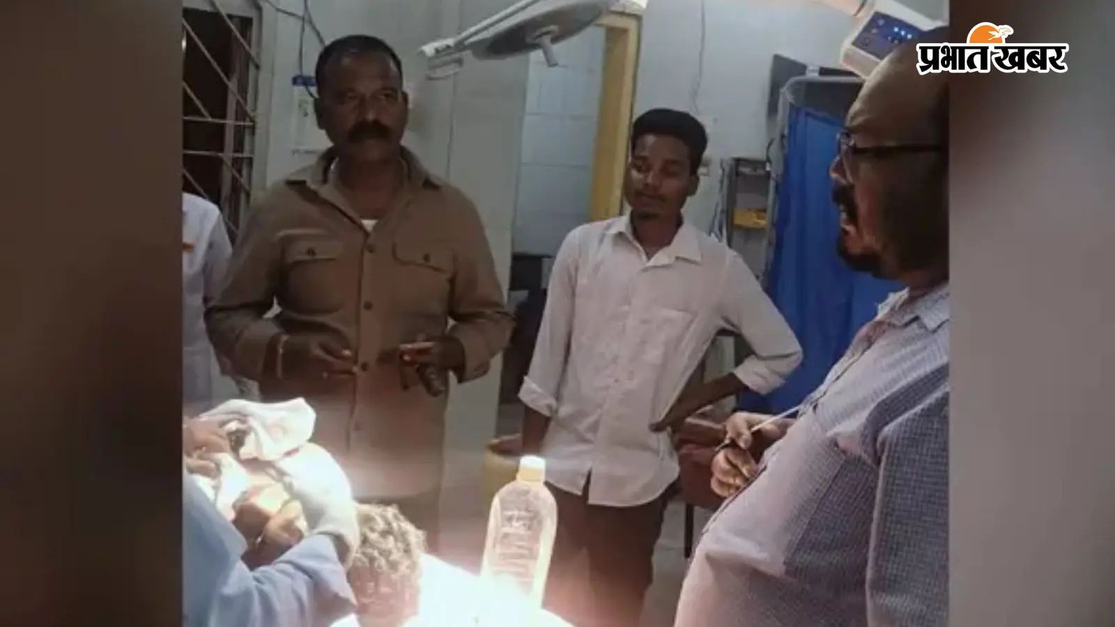 सड़क हादसे में खून से लथपथ पड़ा था युवक, समाजसेवी ने स्कार्पियो रोक पहुंचाया अस्पताल