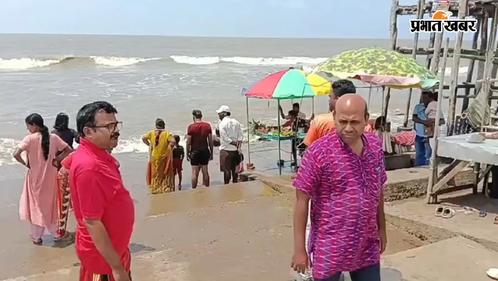 मंदारमणि बीच पर हादसा: लहरों में गायब हुआ 11 साल का बच्चा, समुद्र में बहे कपल की तलाश में जुटी पुलिस