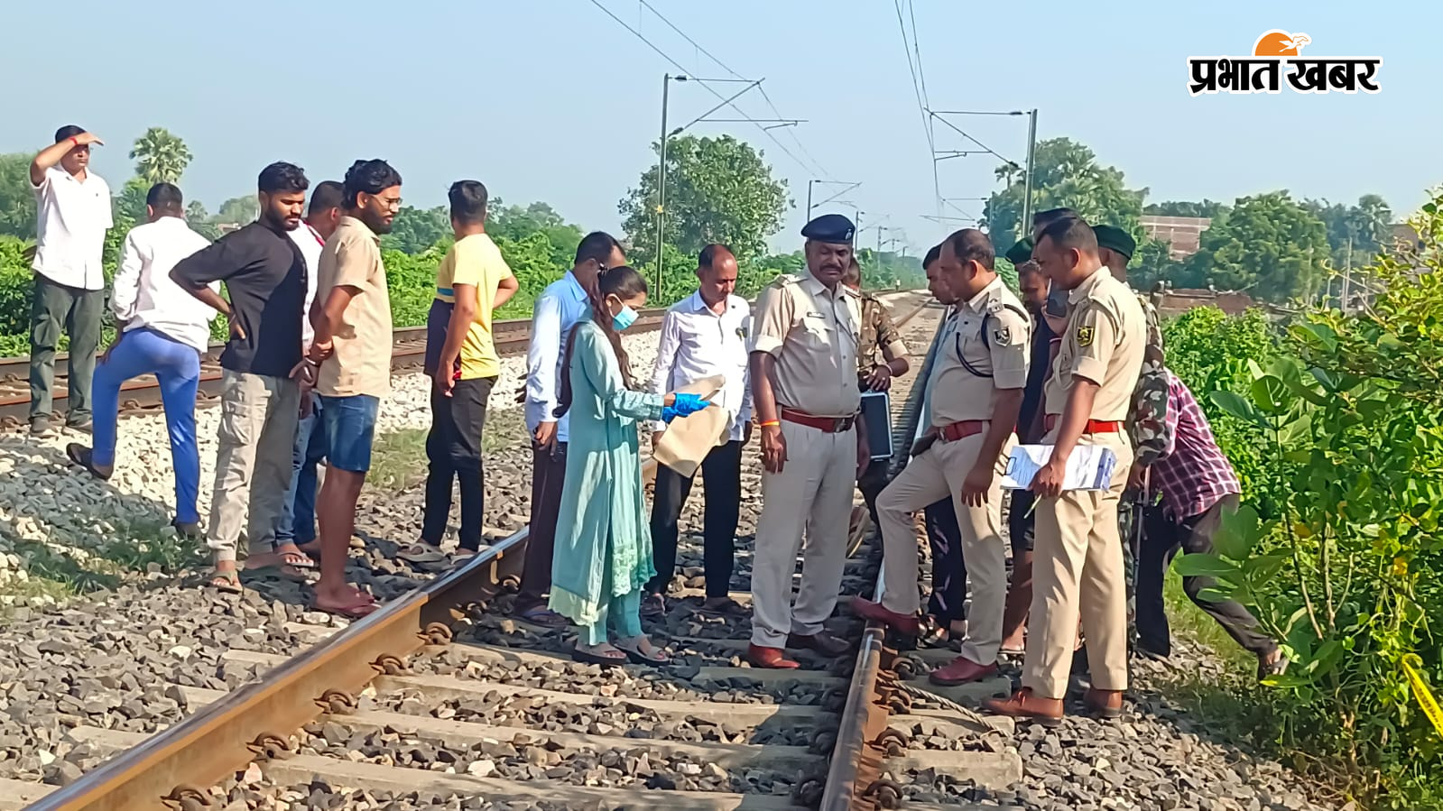 घटनास्थल की जांच करते एफएसएल एवं पुलिस की टीम | Prabhat Khabar Network