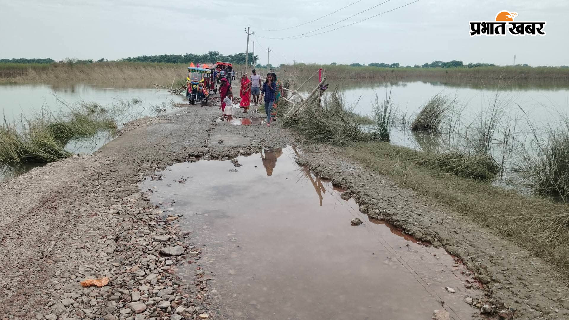 बलिया के लखमिनिया–मसूदनपुर पथ बाढ़ के पानी से हुआ जर्जर | Prabhat Khabar Network