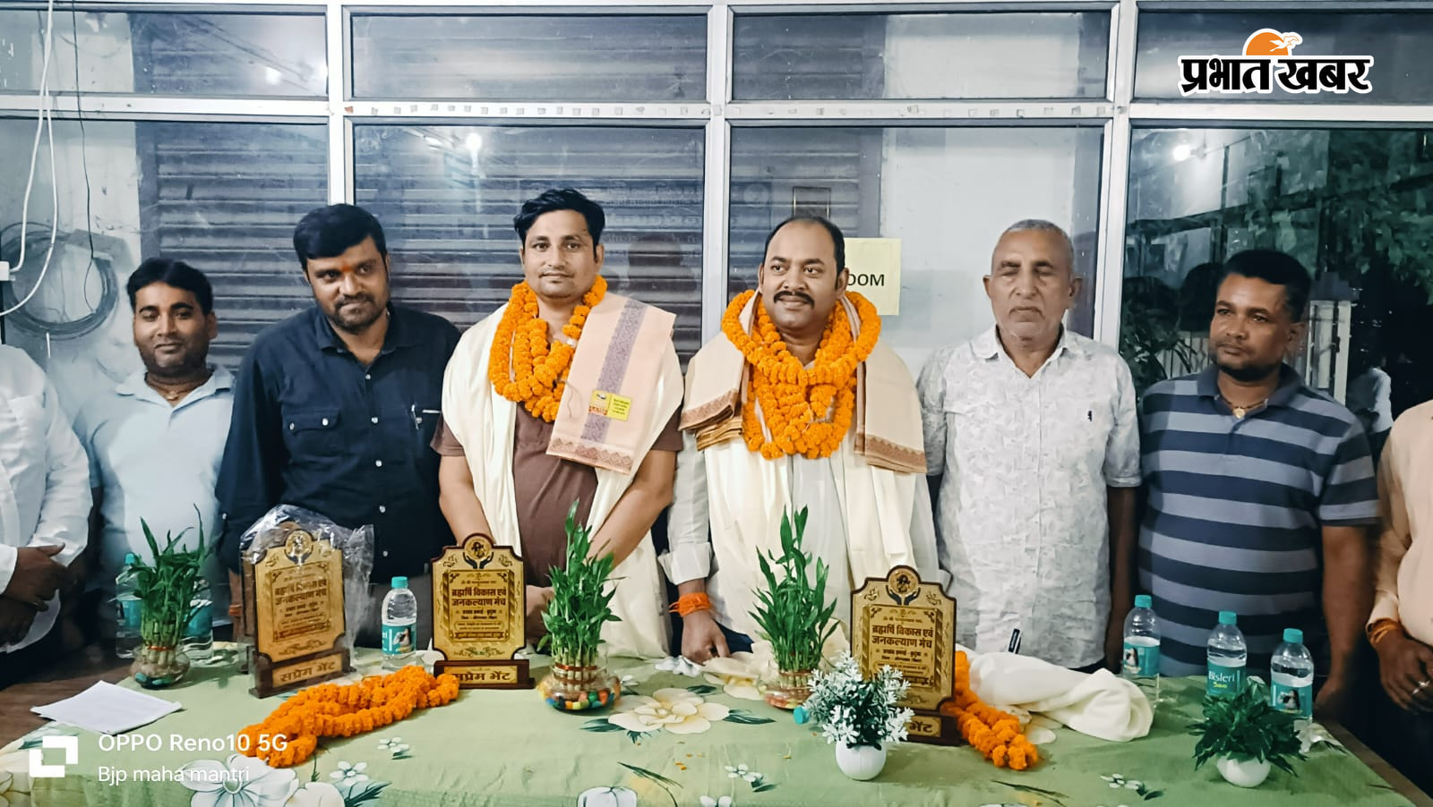 निवर्तमान थानाध्यक्ष राहुल राज एवं पुलिस पदाधिकारी सुमित सुमन को सम्मानित करते समाजसेवी | Prabhat Khabar Network