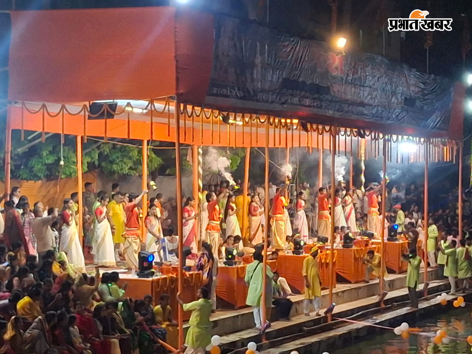 11 हजार दीपों से जगमगाया शंकर चौक पोखर, दिखी काशी की छटा | Prabhat Khabar Network