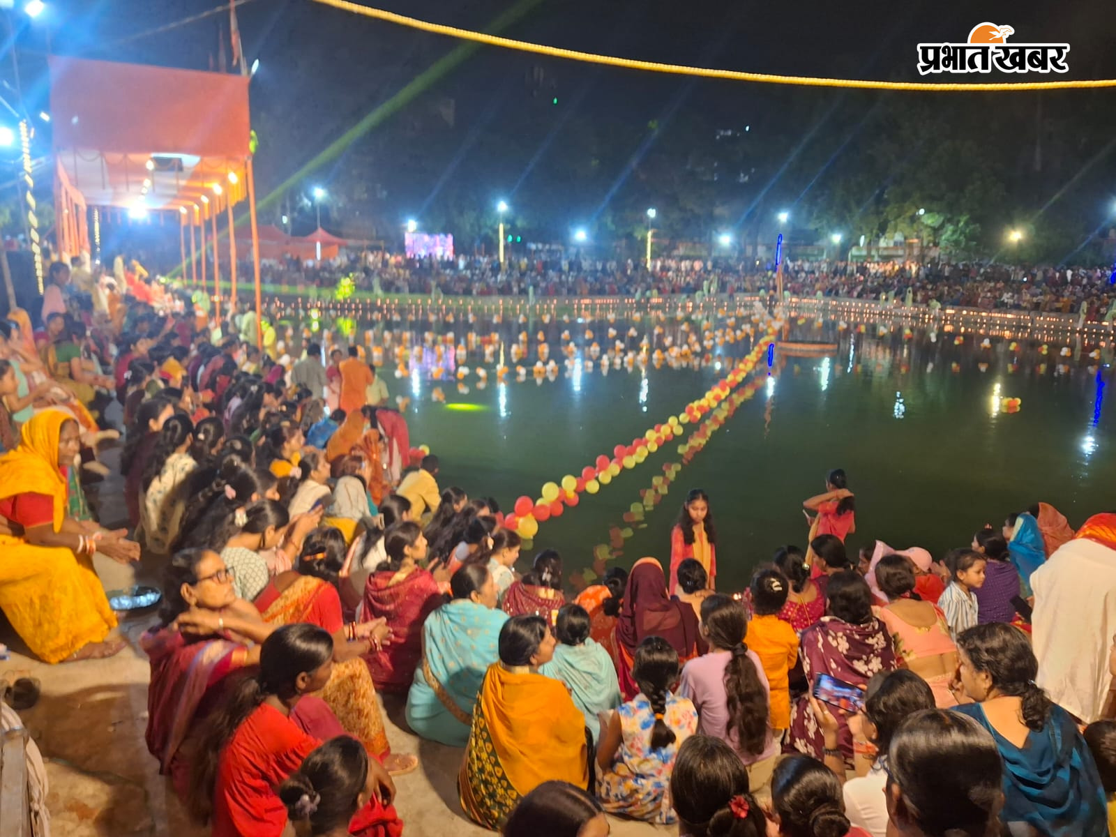 11 हजार दीपों से जगमगाया शंकर चौक पोखर, दिखी काशी की छटा | Prabhat Khabar Network
