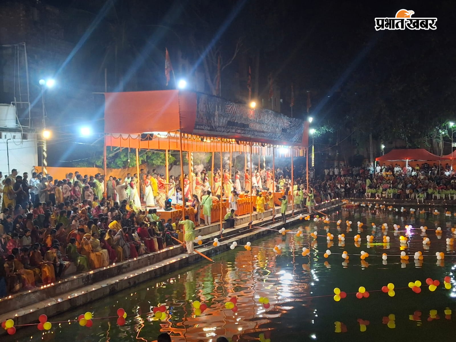 11 हजार दीपों से जगमगाया शंकर चौक पोखर, दिखी काशी की छटा | Prabhat Khabar Network