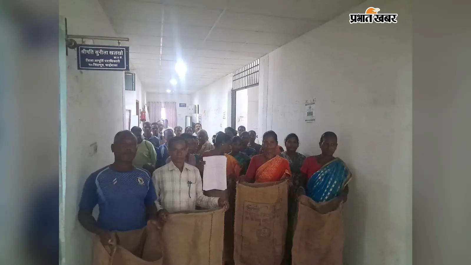 राशन कार्ड है, फिर भी 3 साल से अनाज नहीं! ग्रामीणों ने डीसी से लगायी गुहार