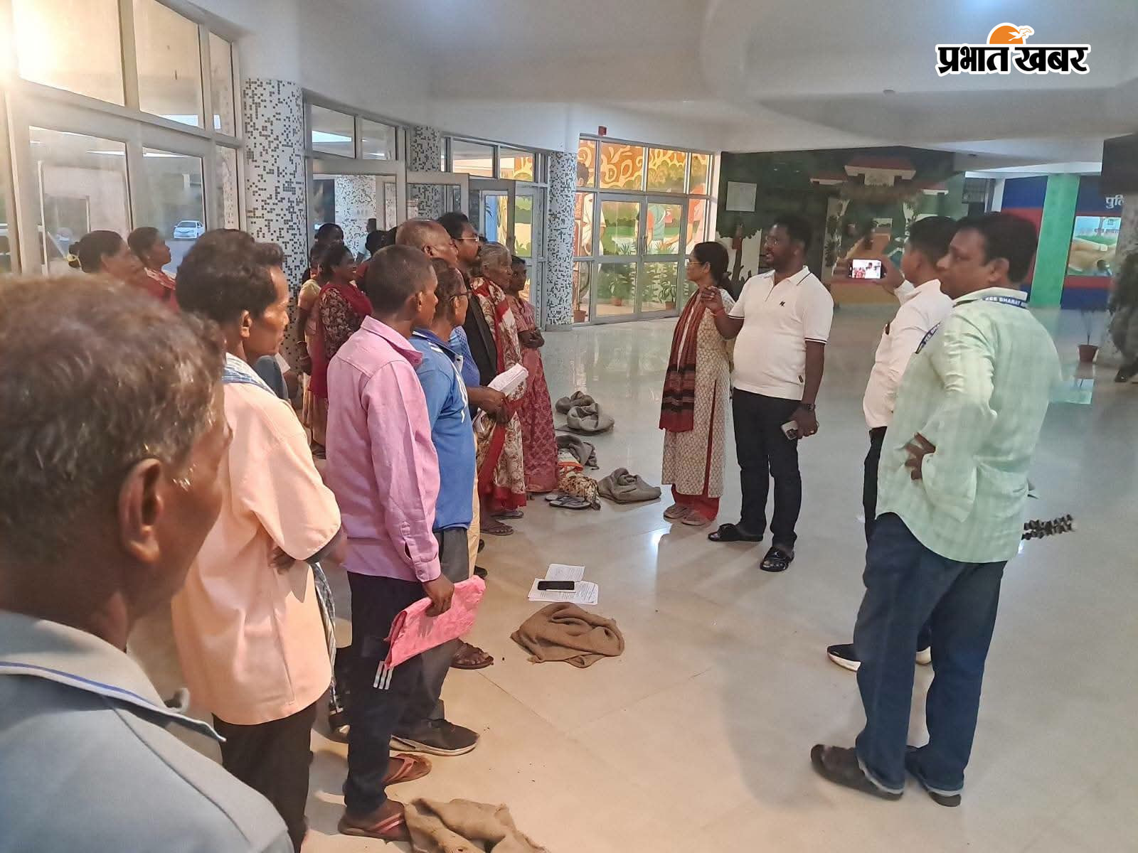 पश्चिमी सिंहभूम जिला उपायुक्त के कार्यालय पहुंचे कार्ड धारी एवं सूचना मिलने पर खरसावां विधायक भी चाईबासा पहुंचे | Prabhat Khabar Network
