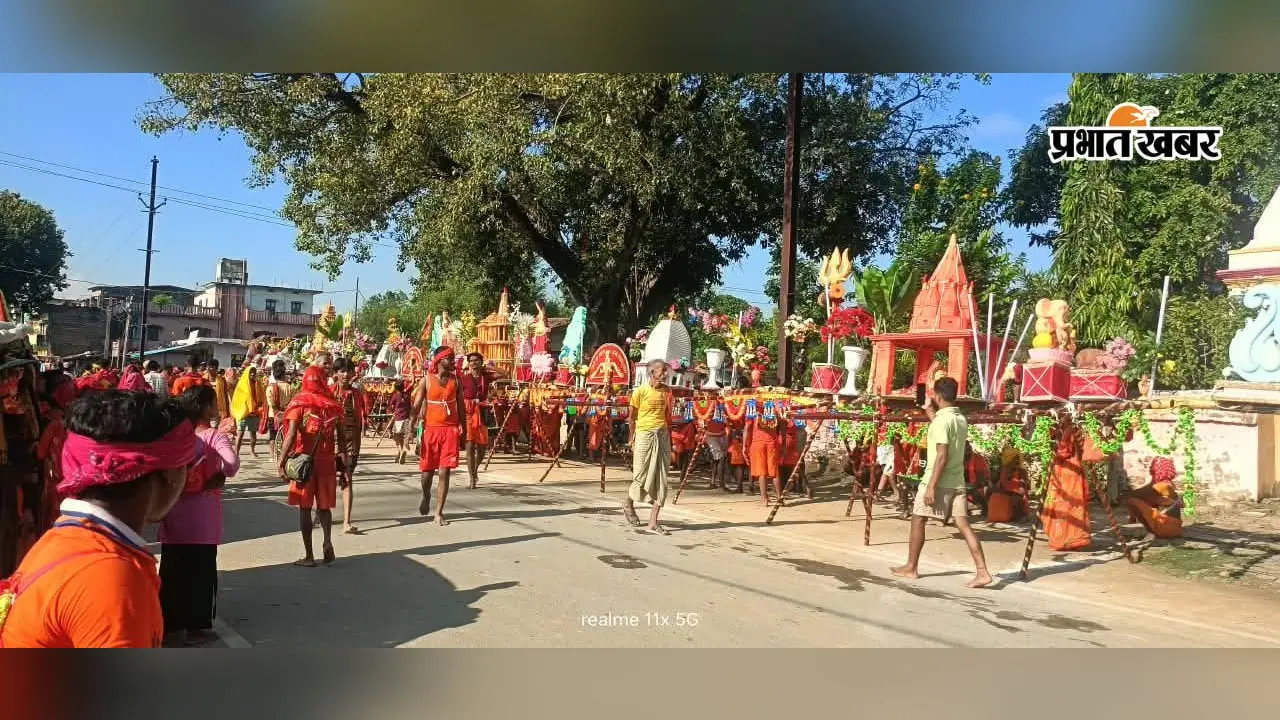 108 फीट के भव्य कांवर के साथ सिंहेश्वर धाम रवाना हुए हजारों कांवरिया, जयघोष से गूंजा अगुवानी