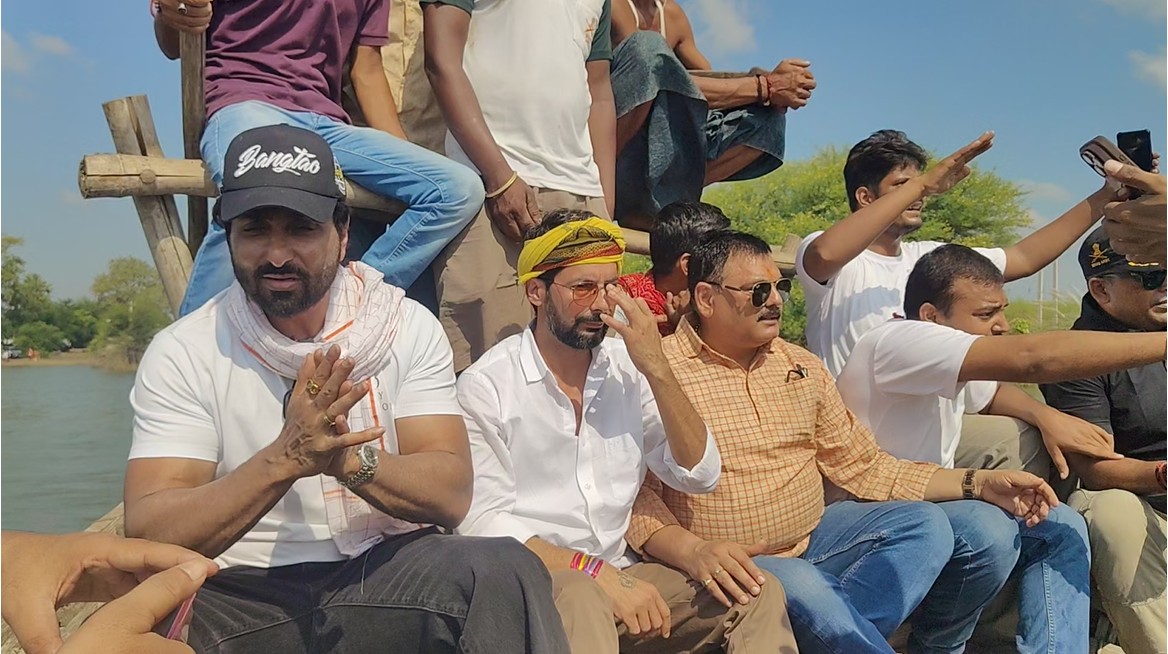 बाढ़ के बीच परिवारों से मुलाकात