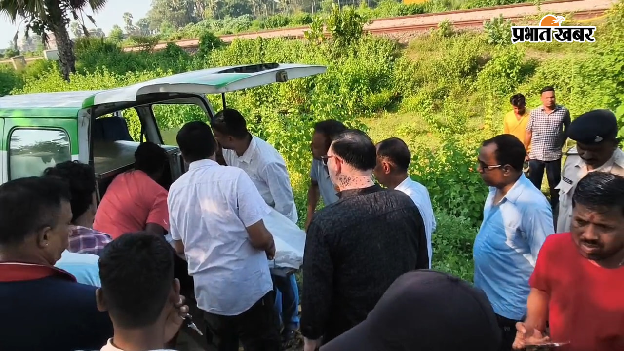 रेलवे ट्रैक और उसके आसपास जांच करती पुलिस की फोरेंसिक टीम एंबुलेंस के पास मृतक के परिजन मृतक का आधार कार्ड | Prabhat Khabar Network