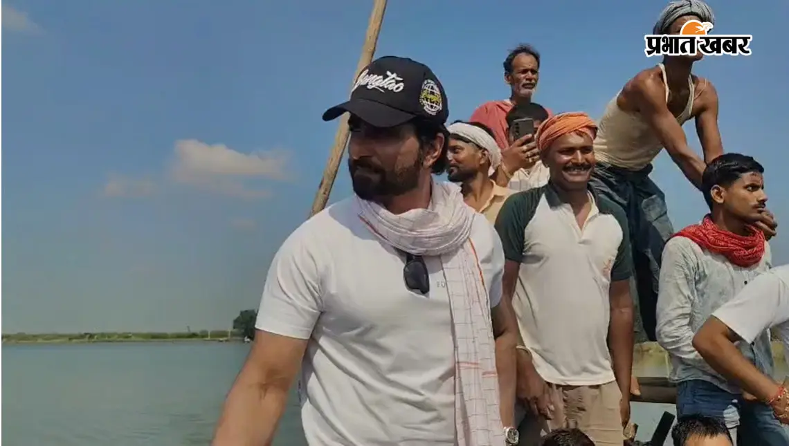 बॉलीवुड एक्टर सोनू सूद ने बेगूसराय में बाढ़ पीड़ितों से मिलकर राहत सामग्री बांटी. नाव के सहारे मुश्किल इलाकों तक पहुंचे और लोगों का दर्द जाना.