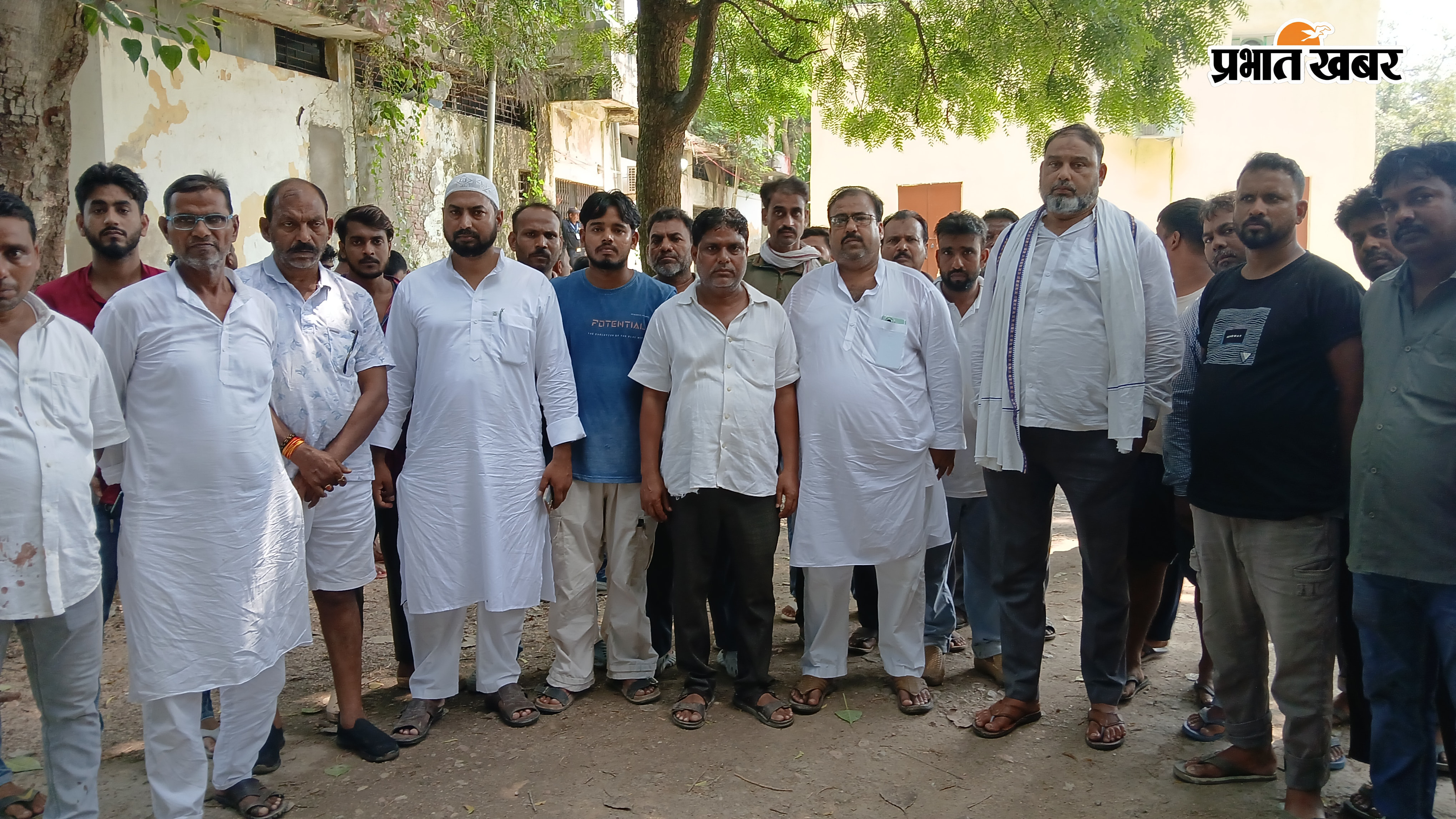 जीबी रोड पर पिकअप वाहन की टक्कर से व्यक्ति की मौत, चार छोटे बच्चों के सिर से उठा पिता का साया; परिजनों ने मुआवजे की मांग की | Prabhat Khabar Network