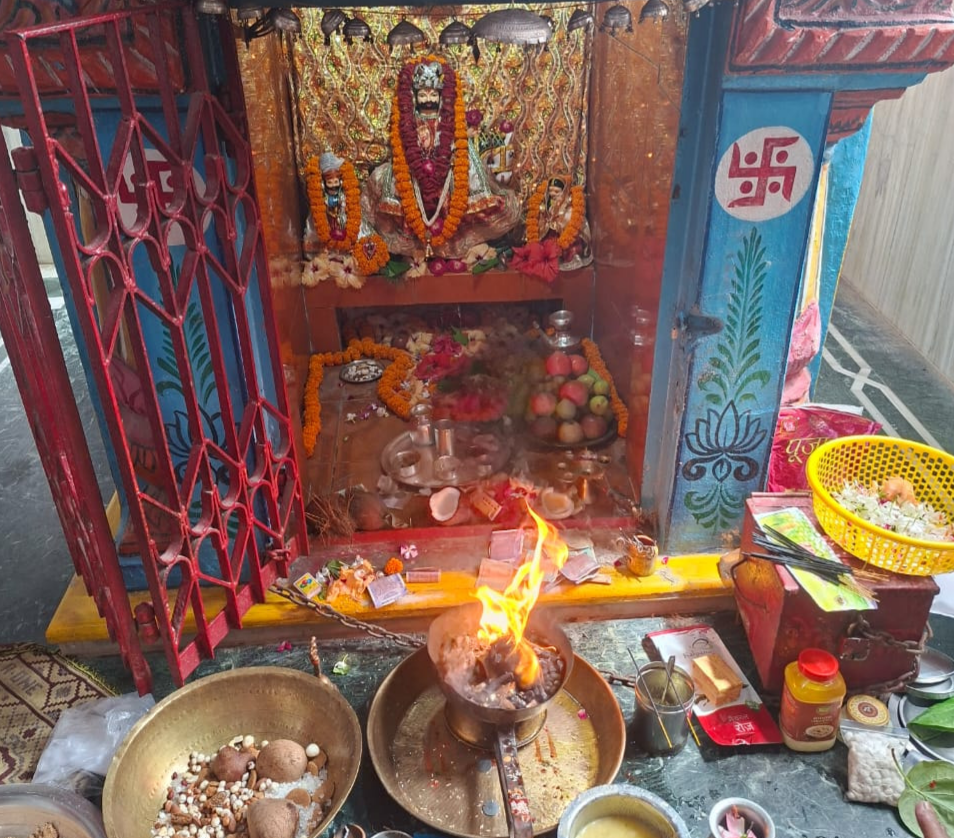 बाबा रामदेव की महाज्योत करते विनोद बाफना और शशि बाफना | Prabhat Khabar Network