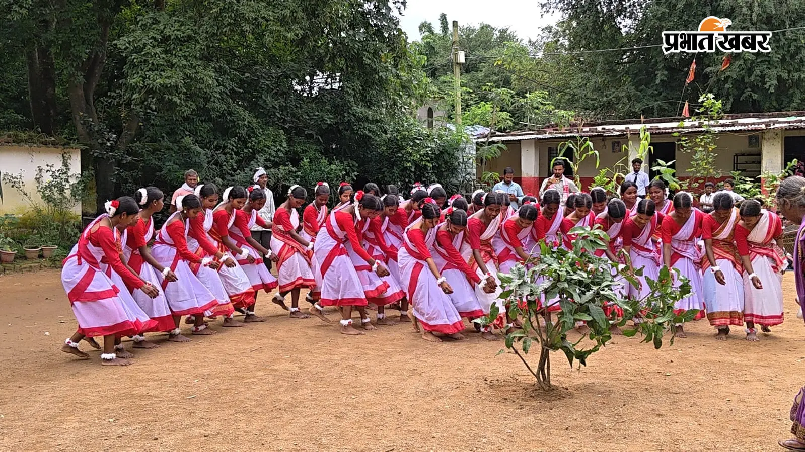 शिशु ज्ञान दीप पब्लिक स्कूल में करमा पूर्व संध्या का आयोजन, बुजुर्गों को दिया गया सम्मान