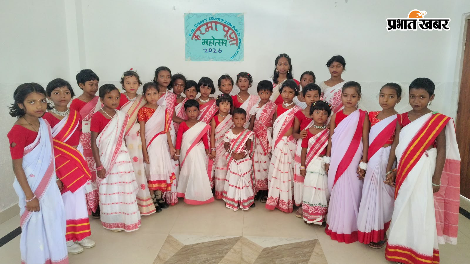 फोटो.पी.एन. स्मार्ट एजुकेशन पब्लिक स्कूल बंजार किस्को में करमा पूजा महोत्सव के अवसर पर मांदर के साथ छात्र और प्रधानाध्यापिका प्रतिमा नीरज साहू के साथ छात्र-छात्राएं व शिक्षिकाएं. | Prabhat Khabar Network