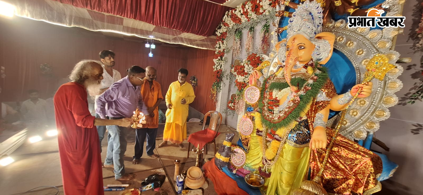 फोटो:- साधक नानू बाबा भगवान श्री गणेश की महाआरती करते हुए | Prabhat Khabar Network