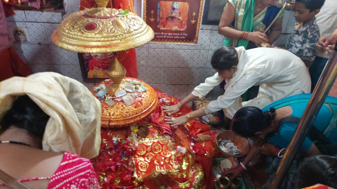 मंदिर में पूजा करते श्रद्धालु