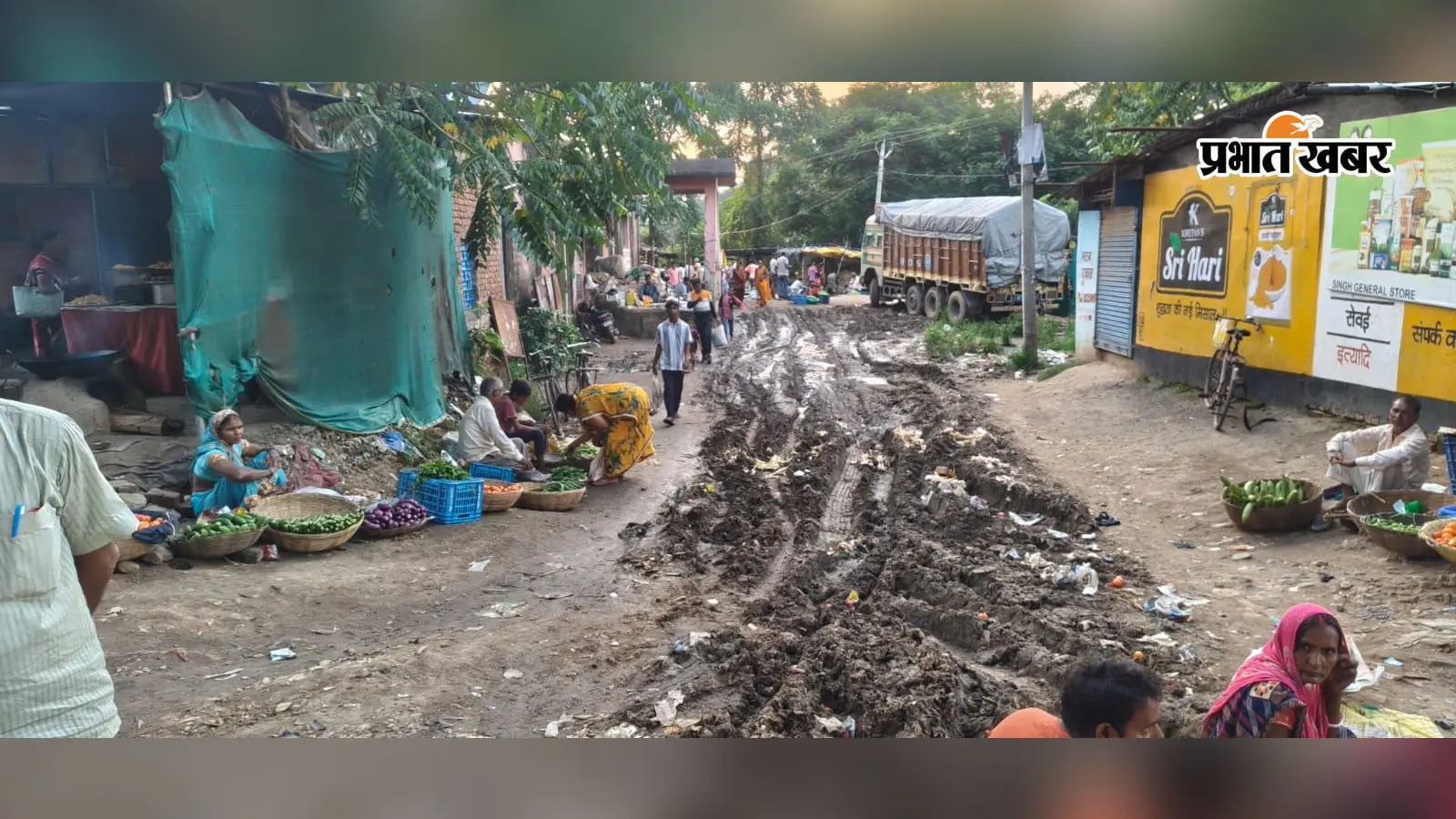 पांडू का सब्जी मार्केट कीचड़ में तब्दील, दुकानदार और ग्राहक परेशान
