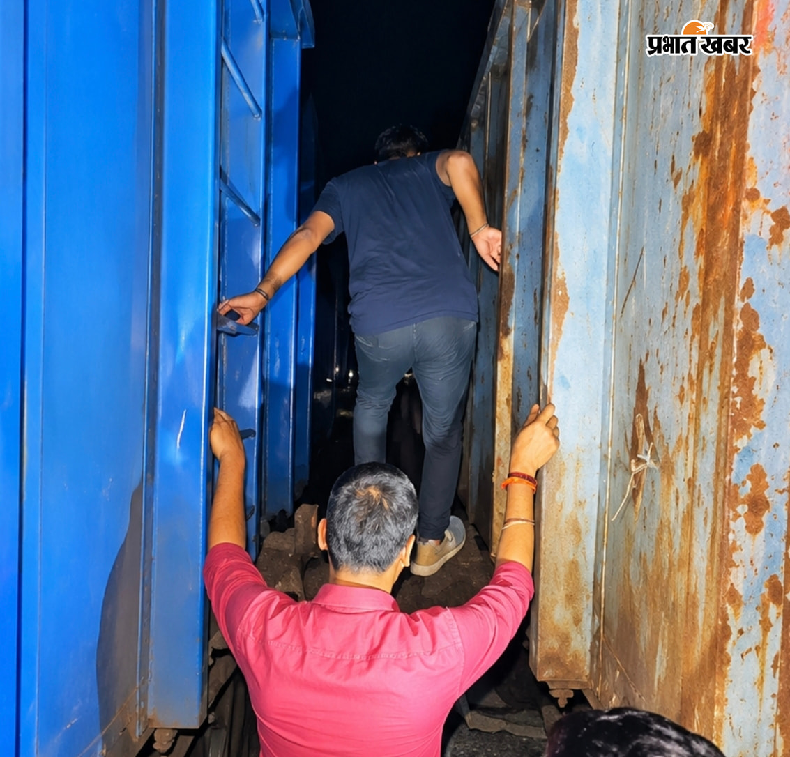 फाटक के पास मालगाड़ी के नीचे से साइकिल निकालते राहगीर और पैदल जाने वाले मालगाड़ी के बीच से पटरी क्रॉस करते राहगीर | Prabhat Khabar Network