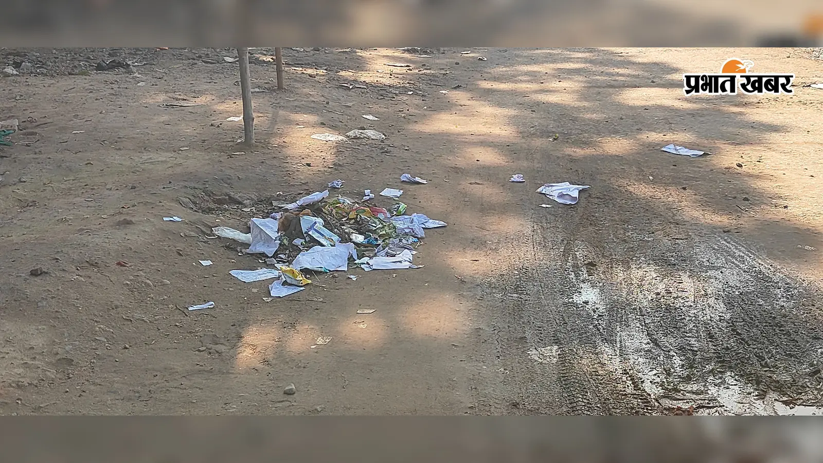 चेनारी में वेतन-पीएफ को लेकर सफाई कर्मियों की फिर हड़ताल, सड़कों पर लगा कूड़े का अंबार