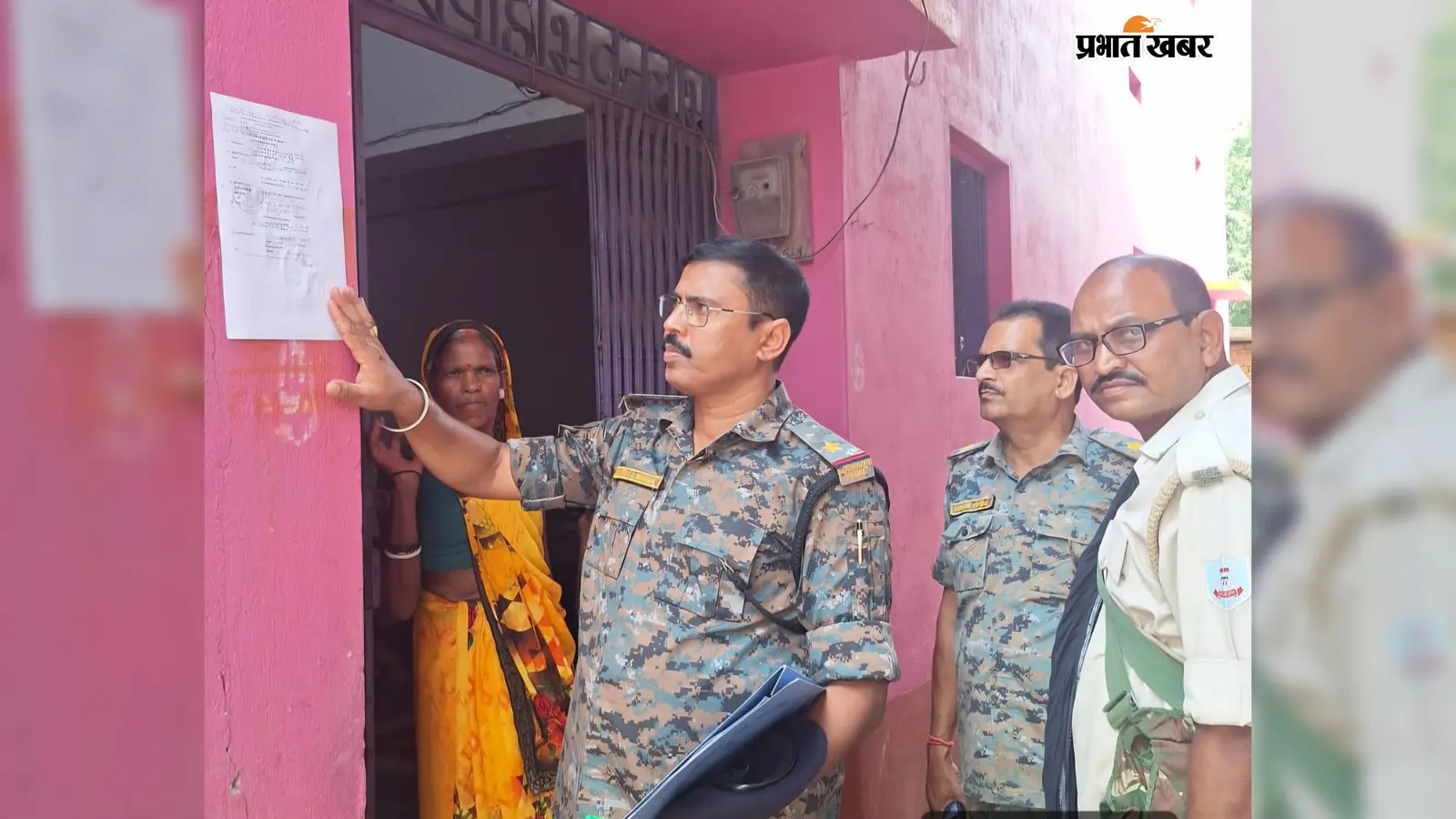 इटखोरी में NDPS एक्ट के आरोपी दीपेश दांगी के घर पर हजारीबाग पुलिस ने चिपकाया इस्तेहार, सरेंडर न करने पर होगी कुर्की
