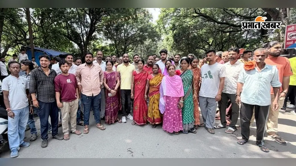मनीफिट में दुकानदारों का हंगामा, टाटा स्टील के भारी वाहनों का किया चक्का जाम, जानें क्या है पूरा मामला