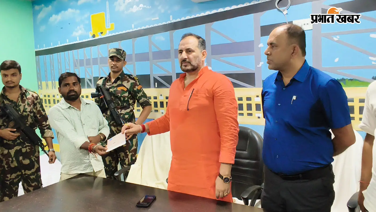बसंतपुर में अग्नि पीड़ितों को मिली सरकारी राहत: पूर्व मंत्री नीरज कुमार सिंह ने 7 लाभुकों को सौंपे 12-12 हजार के चेक