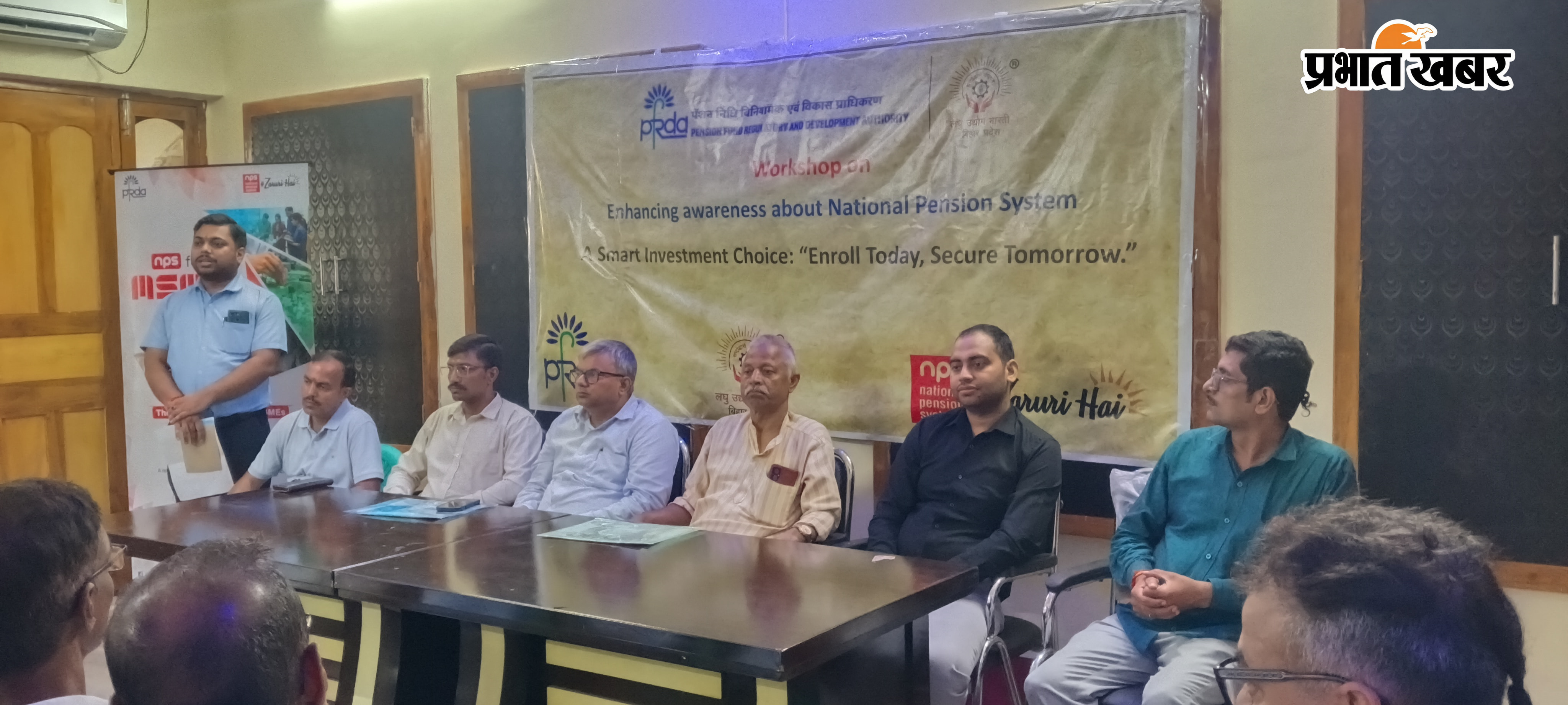 मंच पर बैठे अधिकारी व जनप्रतिनिधि | Prabhat Khabar Network