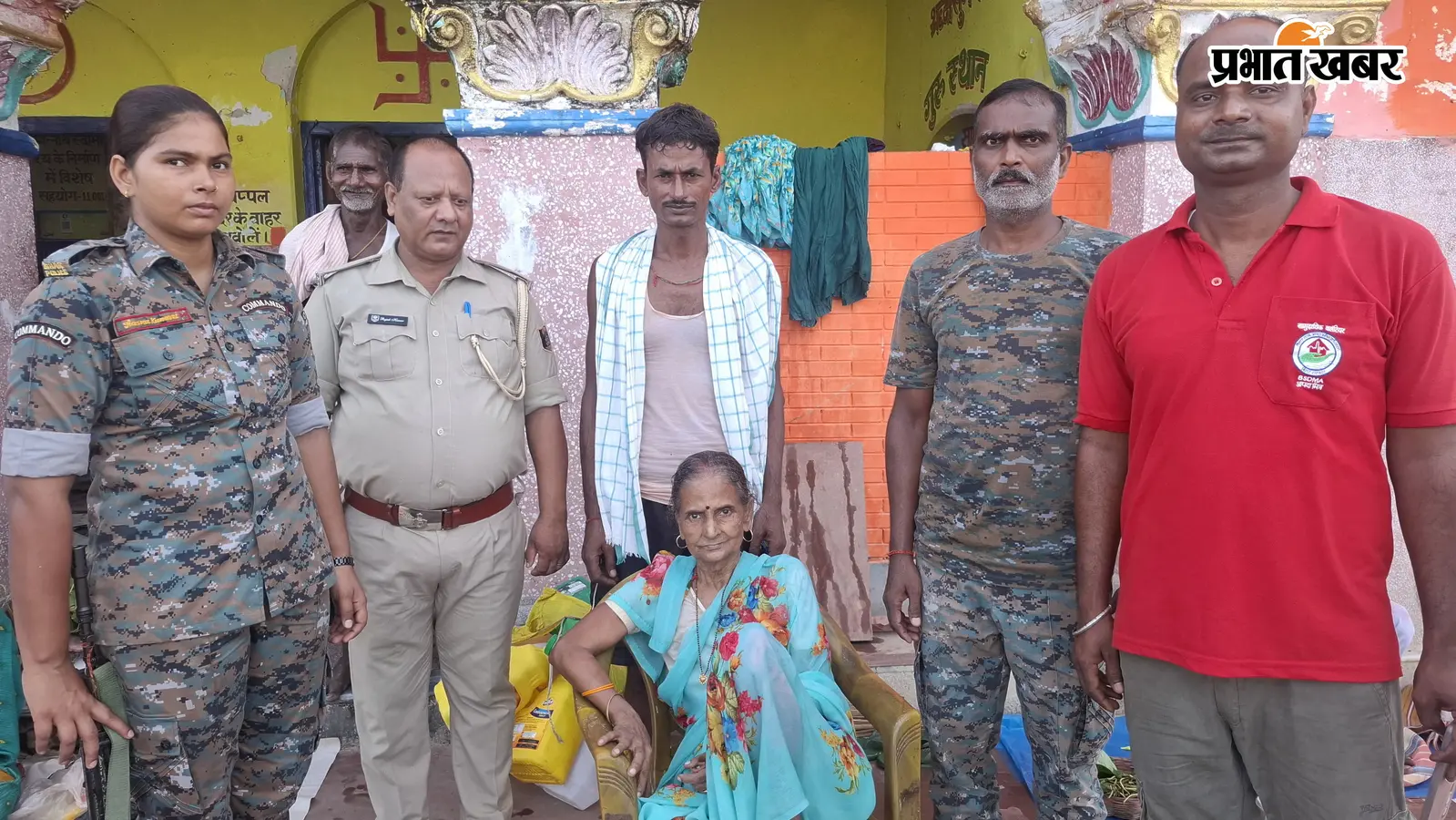 गंगा की उफनती धार में बहने लगी 60 साल की महिला, गोताखोरों ने जान पर खेलकर बचाया