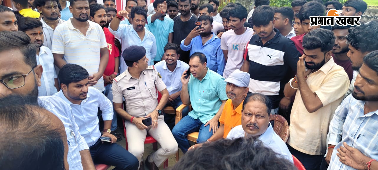 फोटो नं 03- लोगों के बीच प्रशासन का पक्ष रखते सीओ व थानेदार | Prabhat Khabar Network