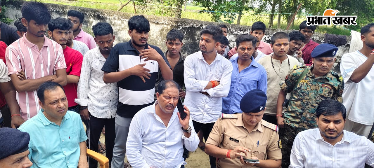 फोटो नं 03- लोगों के बीच प्रशासन का पक्ष रखते सीओ व थानेदार | Prabhat Khabar Network