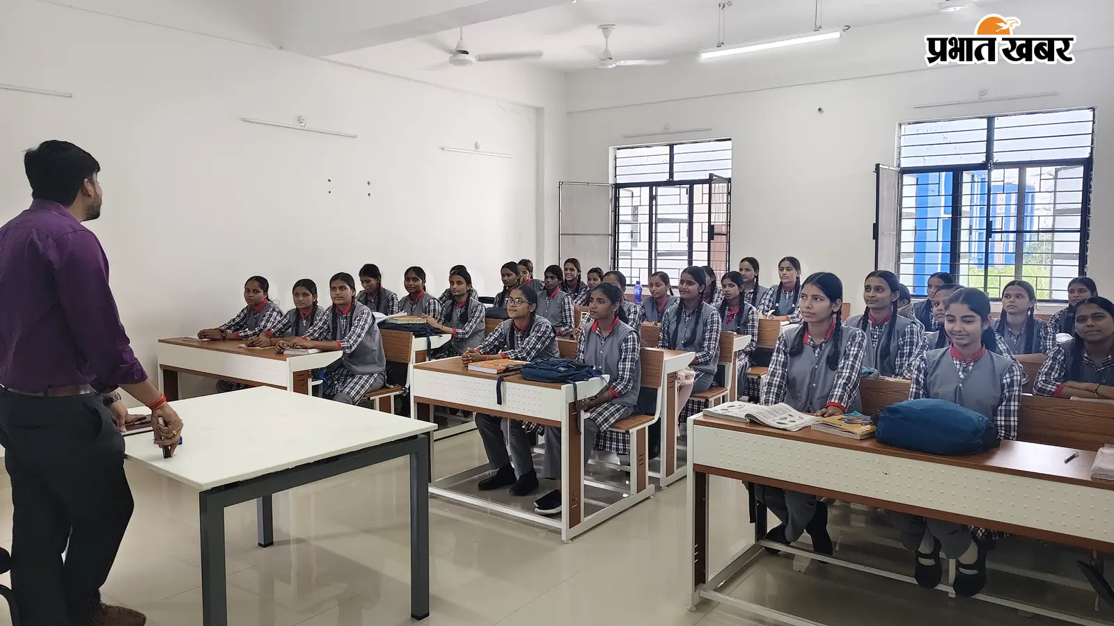 गोपालगंज: कक्षा में शिक्षक बने BDO, छात्राओं को पढ़ाई और करियर का दिया मंत्र