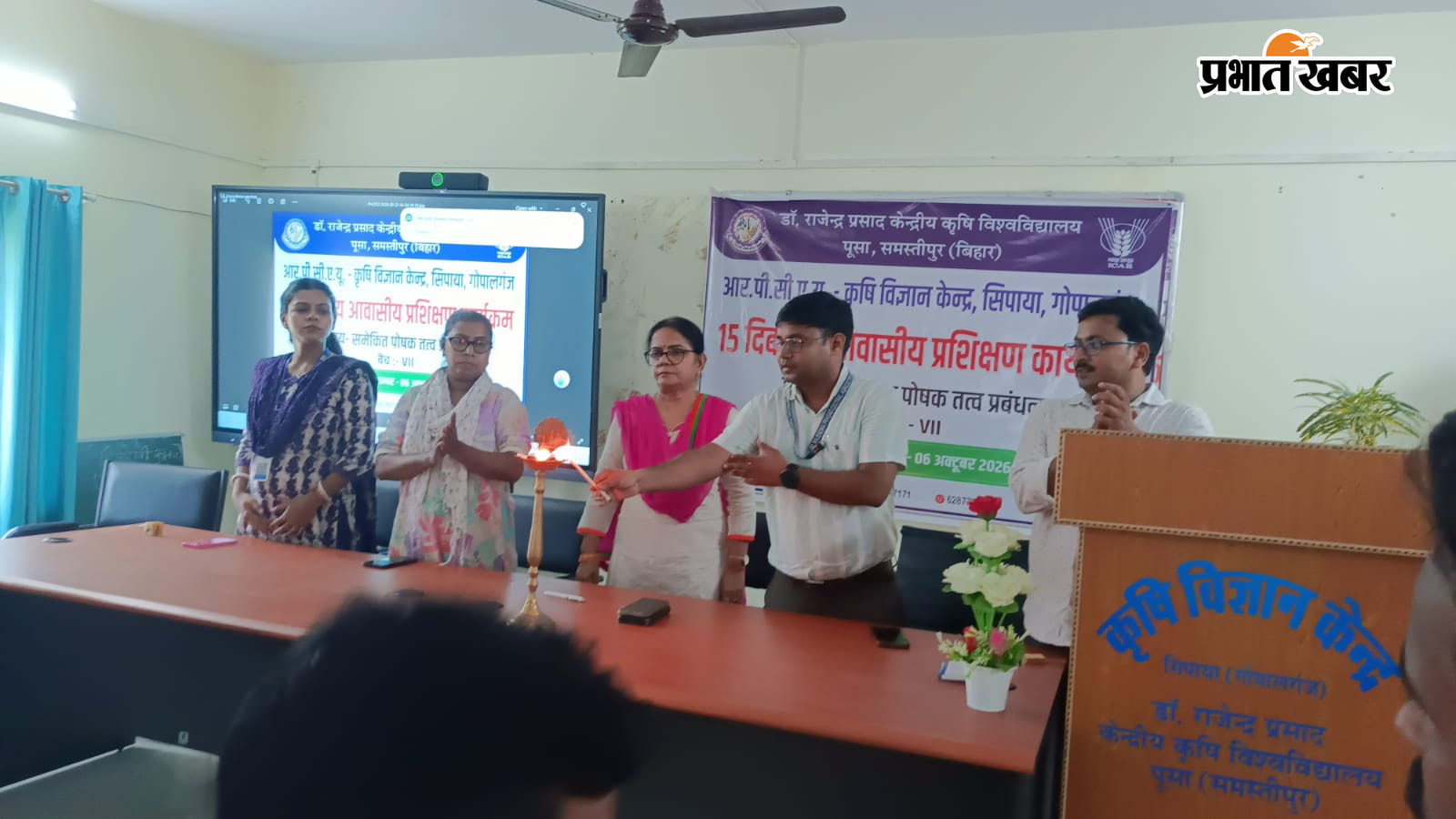 सिपाया में कार्यक्रम का शुरुआत करते अधिकारी | Prabhat Khabar Network