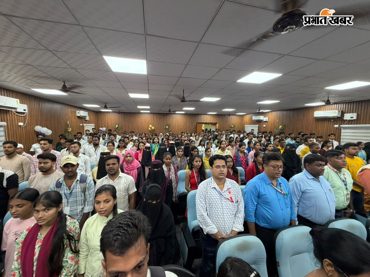 कार्यक्रम का उद्घाटन करते डीएम, एसपी और प्राचार्य कार्यक्रम में शामिल लोग | Prabhat Khabar Network