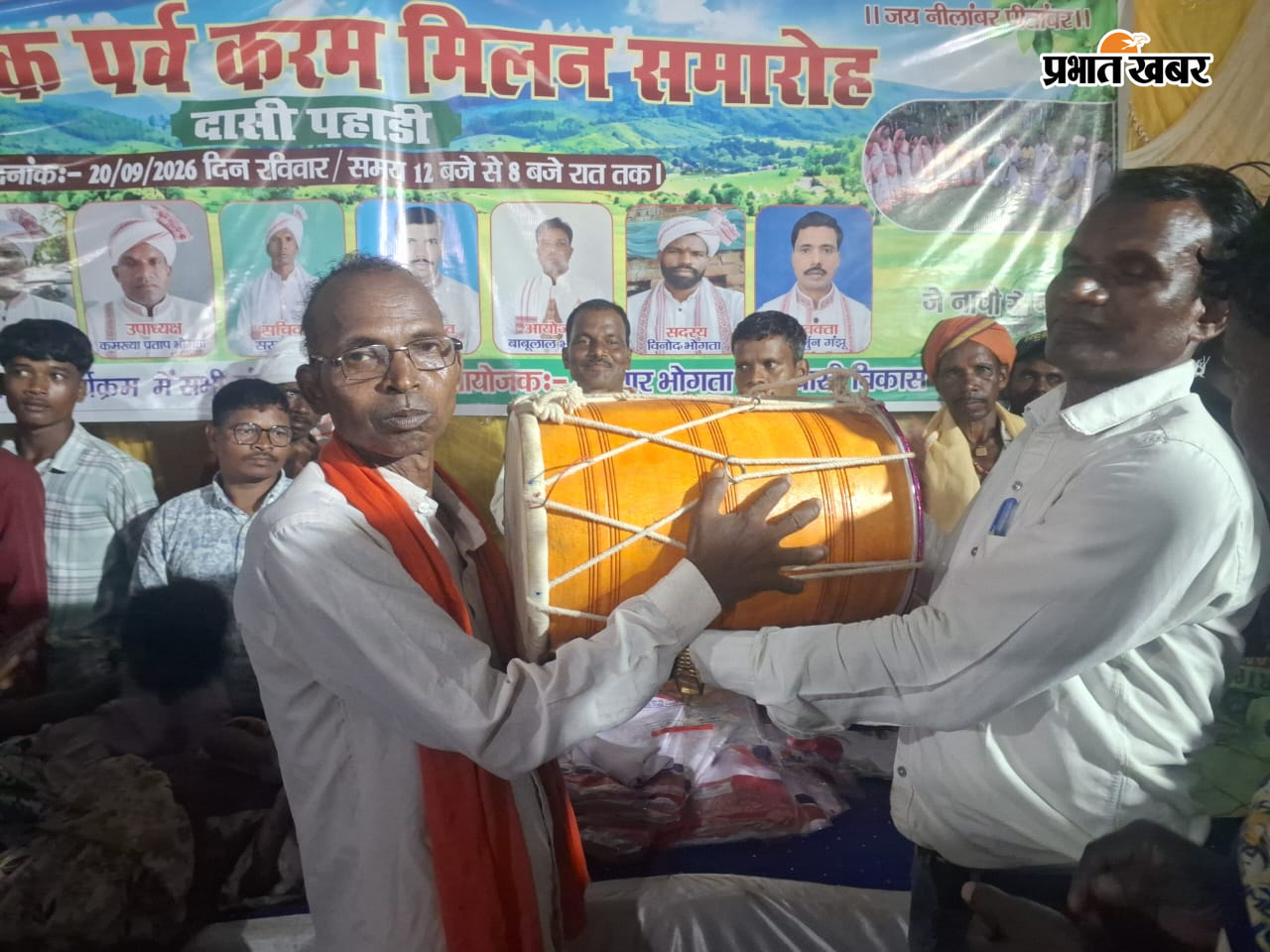 फोटो 1 में कार्यक्रम में नृत्य प्रस्तुत करती महिलाएं व पुरस्कृत होते मंडली के सदस्य  | Prabhat Khabar Network