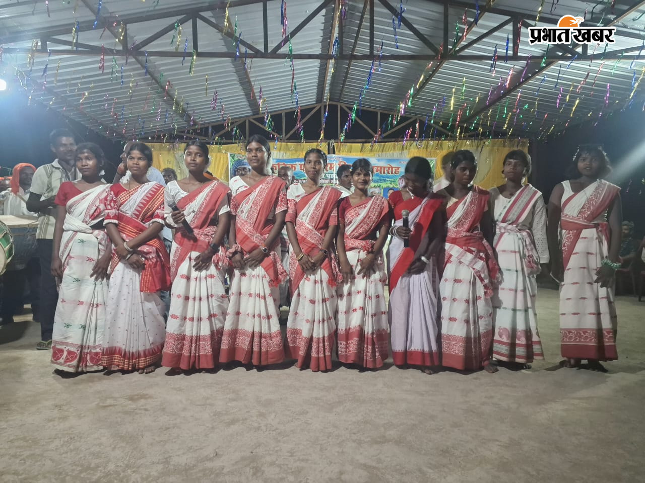 फोटो 1 में कार्यक्रम में नृत्य प्रस्तुत करती महिलाएं व पुरस्कृत होते मंडली के सदस्य  | Prabhat Khabar Network