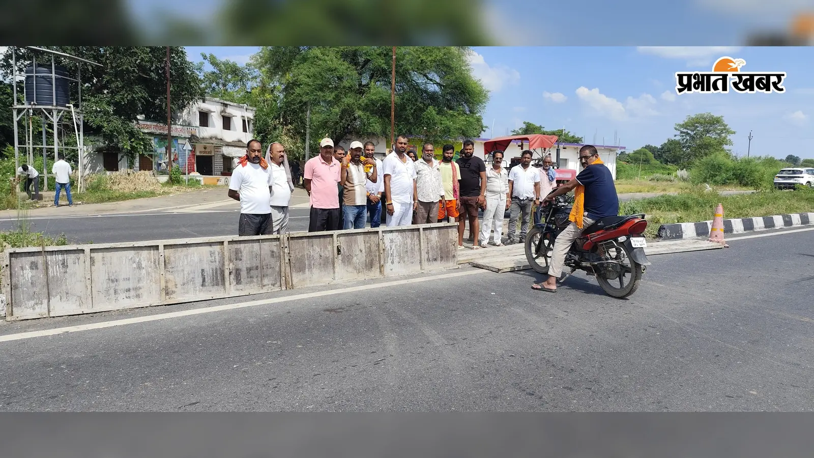 Palamu: कजरी में NH-39 का कट बंद करने गई NHAI टीम, ग्रामीणों ने किया विरोध तो ठेकेदार हो गए चंपत