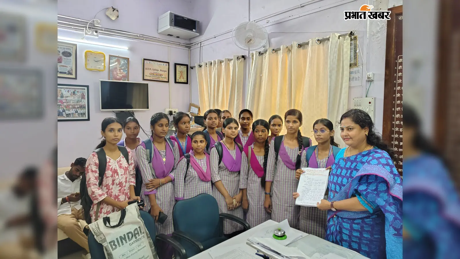 बीआरएम कॉलेज में छात्राओं का हल्ला बोल: बंद पैड मशीन और गंदे टॉयलेट पर फूटा गुस्सा, प्राचार्या को 30 दिन की मोहलत