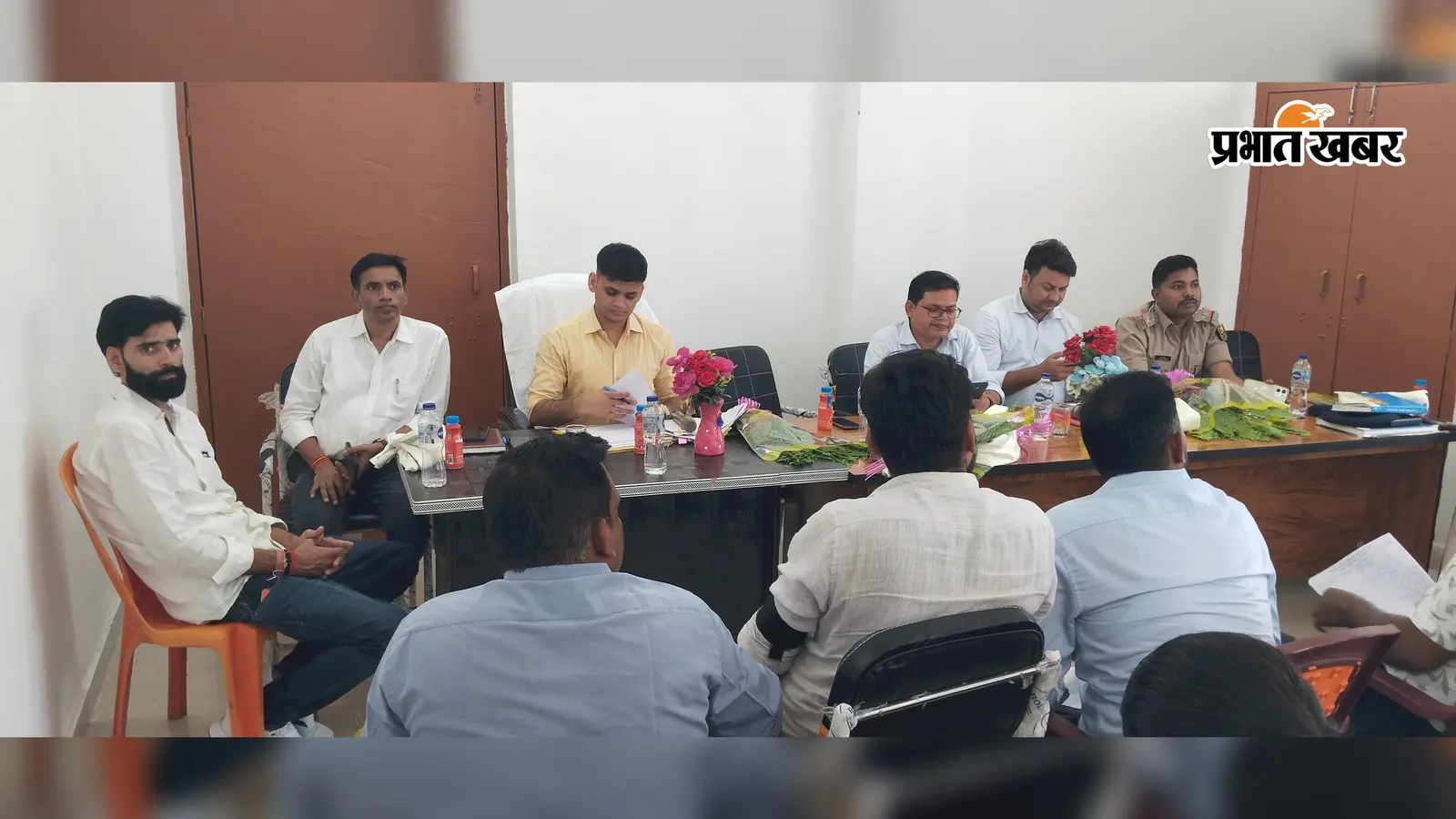 गया : बांकेबाजार में SDO का सख्त निर्देश, कहा- लोगों को कार्यालय के चक्कर न लगवाएं, लंबित काम जल्द निपटाएं