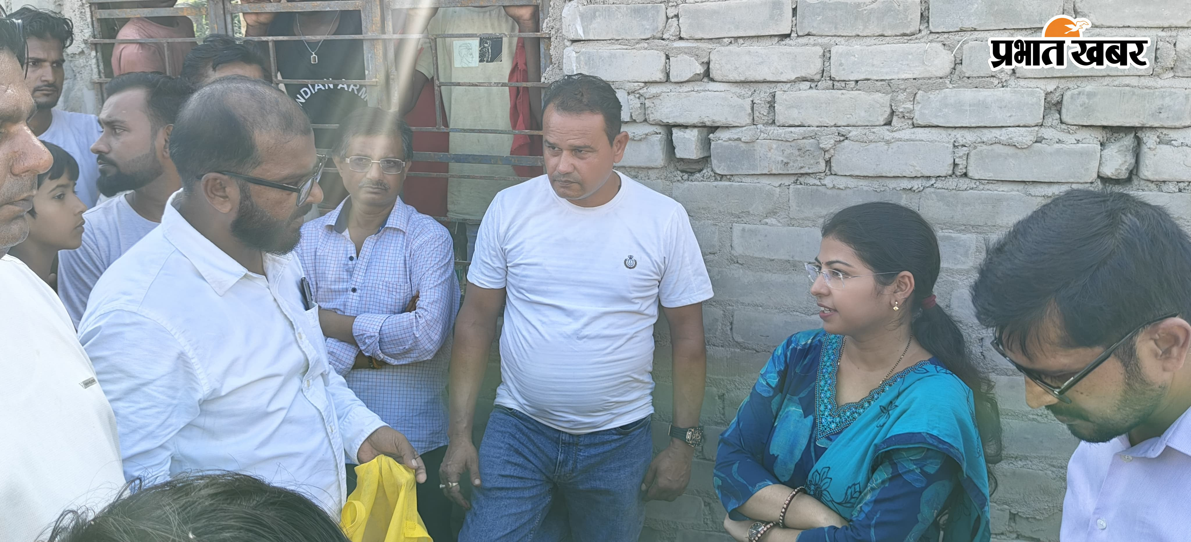स्थल निरीक्षण करते सीओ व अंचल कार्यालय के अन्य कर्मी. | Prabhat Khabar Network