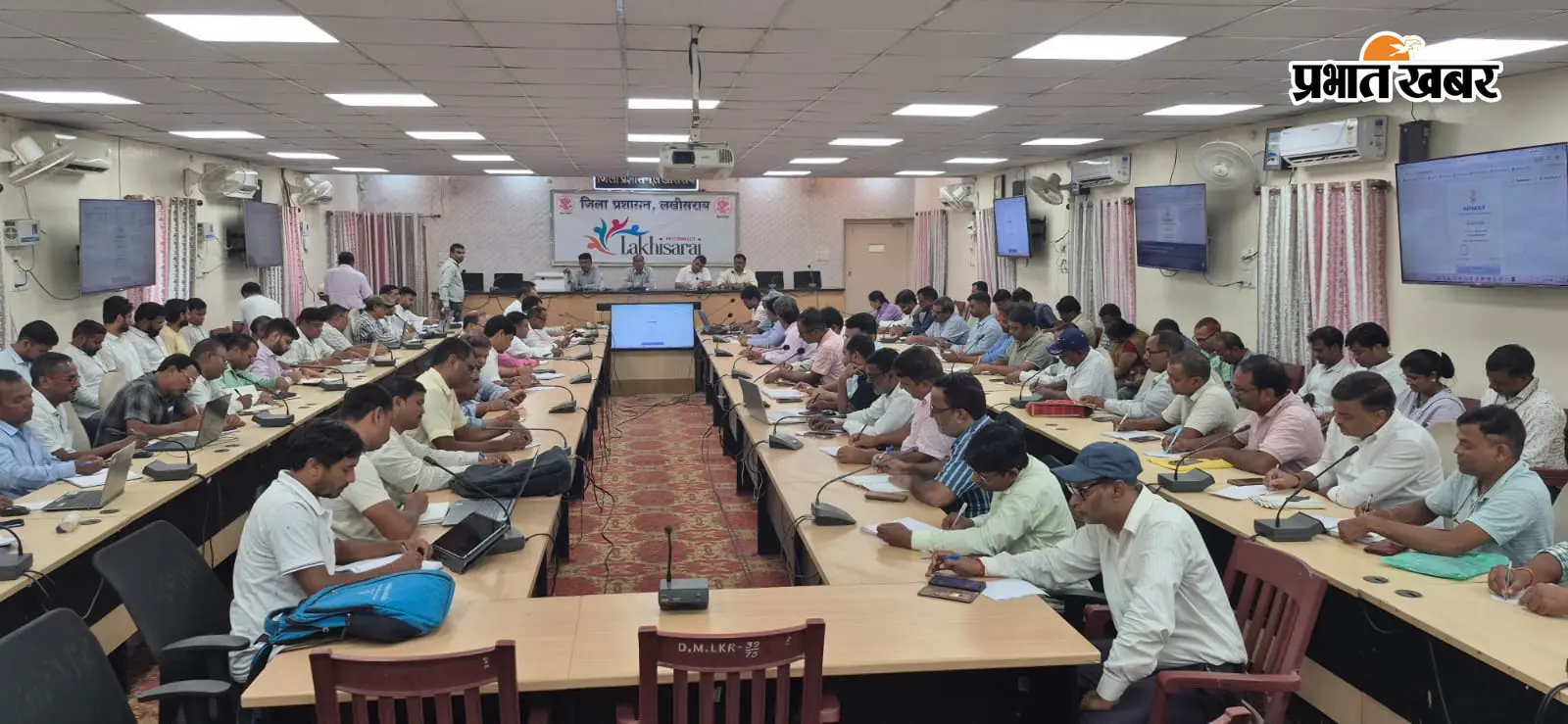 फोटो - बैठक को संबोधित करते डीएम शैलेंद्र कुमार फोटो - बैठक में उपस्थित विभिन्न विभागों के अधिकारी व कर्मी | Prabhat Khabar Network