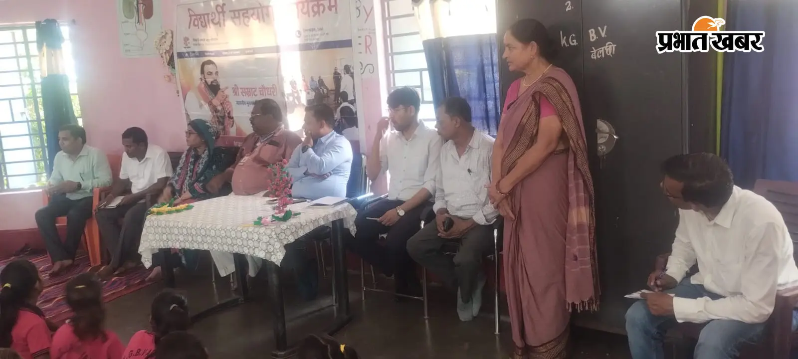 विद्यालय में डीएम | Prabhat Khabar Network