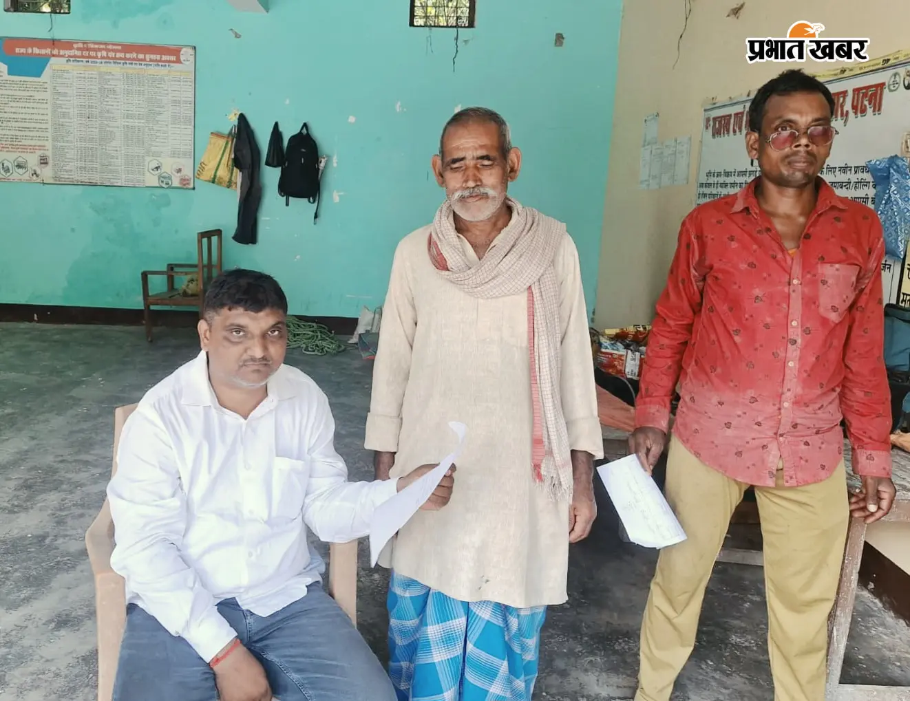 फोटो- कार्यालय एवं पंचायतों में लगे शिविर में आवेदन जमा करते कर्मी | Prabhat Khabar Network